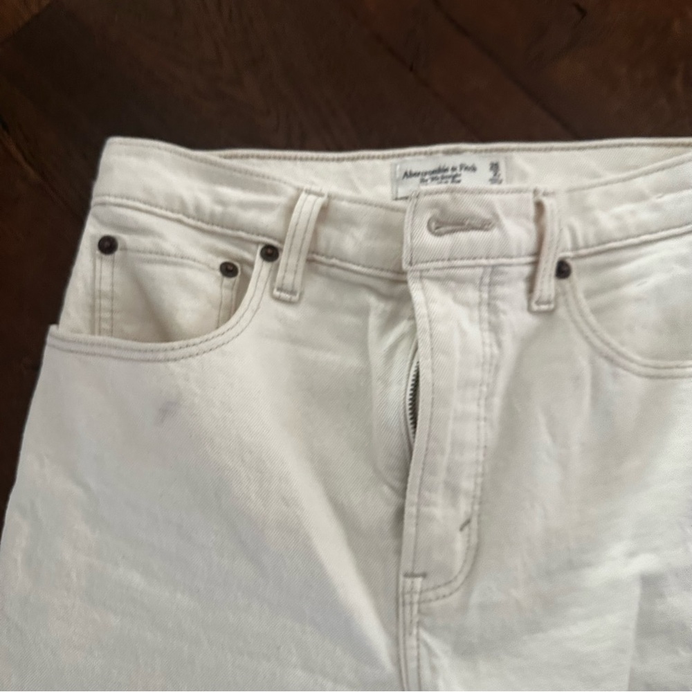 EUC Abercrombie & Fitch Ultra High Rise 90’s Straight Split Hem White Jeans - Picture 9 of 10